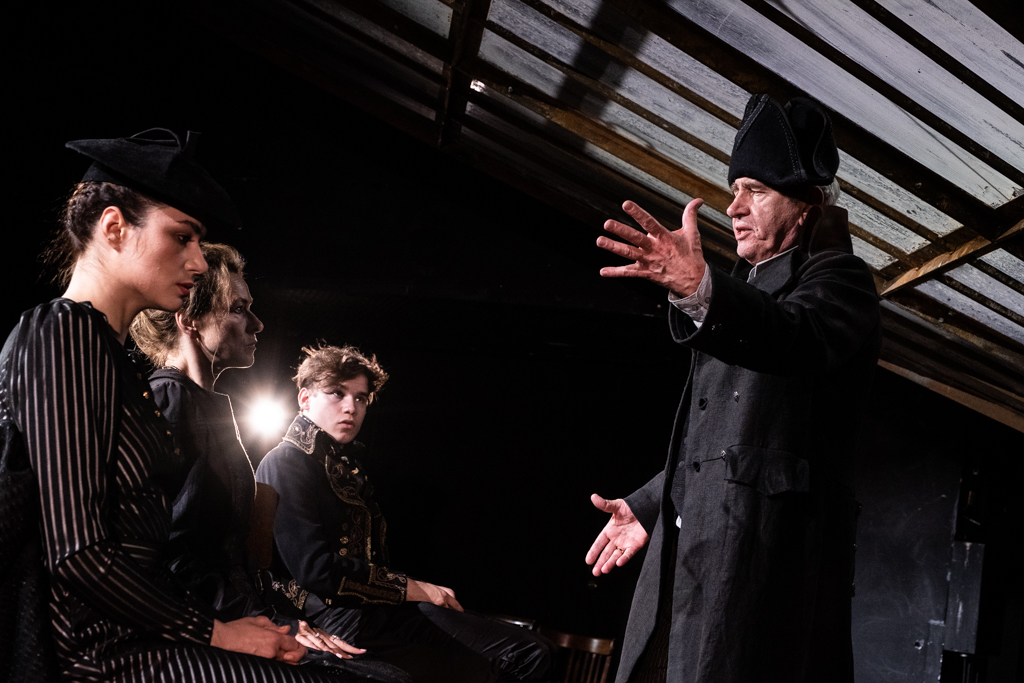 Zuzanna Saporznikow (Sara), Aleksandra Justa (Pani Bruscon), Hubert Łapacz (Ferruccio), Jerzy Radziwiłowicz (Bruscon). Fot. Marta Ankiersztejn