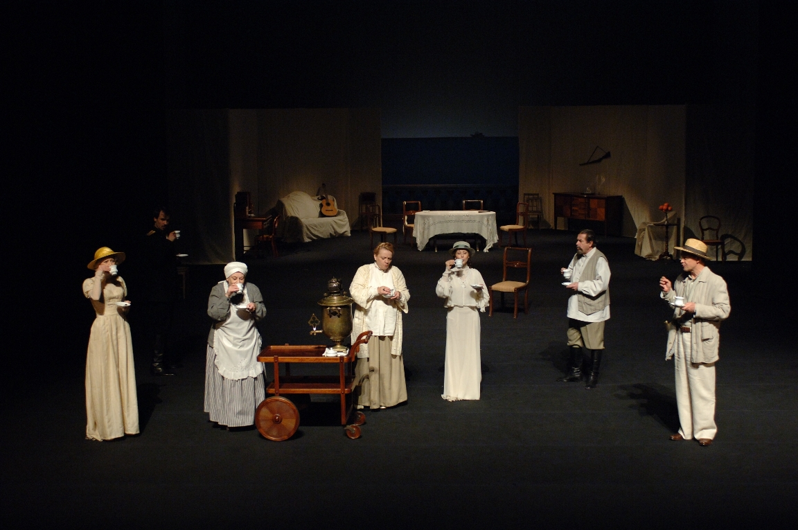 Małgorzata Kożuchowska (Borodina), Paweł Paprocki (Sjejkin), Barbara Horowianka (Batiuszkowa), Anna Seniuk (Czelcowa), Jolanta Fraszyńska (Swietłowa), Janusz Gajos (Czelcow), Jan Frycz (Zachedrynski). Fot. Stefan Okołowicz Małgorzata Kożuchowska (Borodina), Paweł Paprocki (Sjejkin), Barbara Horowianka (Batiuszkowa), Anna Seniuk (Czelcowa), Jolanta Fraszyńska (Swietłowa), Janusz Gajos (Czelcow), Jan Frycz (Zachedrynski). Fot. Stefan Okołowicz