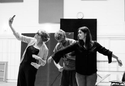Próby ZAĆMIENIA W DWÓCH AKTACH Pabla Remóna w reż. Grzegorza Małeckiego: Anna Lobedan, Mateusz Rusin, Justyna Kowalska. Fot. Marta Ankiersztejn